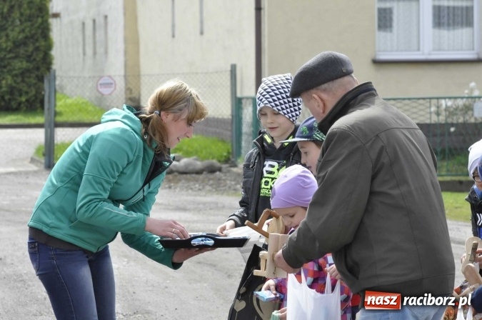 Zdjęcie w galerii na portalu naszraciborz.pl: W Raciborzu-Sudole tradycji stało się zadość. Dzieci przeszły od domu do domu z klekotkami wiadomości z regionu