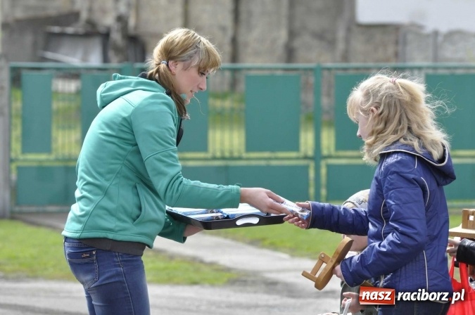 Zdjęcie w galerii na portalu naszraciborz.pl: W Raciborzu-Sudole tradycji stało się zadość. Dzieci przeszły od domu do domu z klekotkami wiadomości z regionu