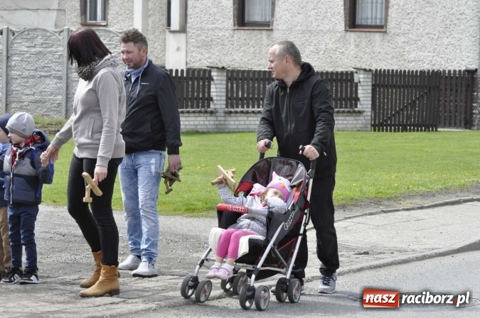 Zdjęcie w galerii na portalu naszraciborz.pl: W Raciborzu-Sudole tradycji stało się zadość. Dzieci przeszły od domu do domu z klekotkami wiadomości z regionu