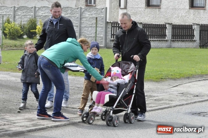 Zdjęcie w galerii na portalu naszraciborz.pl: W Raciborzu-Sudole tradycji stało się zadość. Dzieci przeszły od domu do domu z klekotkami wiadomości z regionu