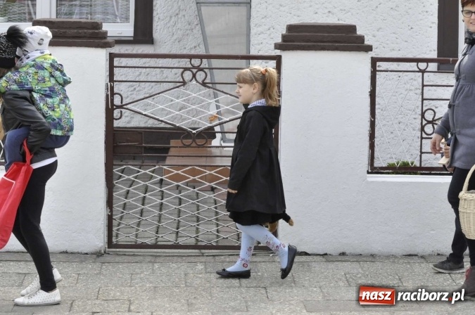 Zdjęcie w galerii na portalu naszraciborz.pl: W Raciborzu-Sudole tradycji stało się zadość. Dzieci przeszły od domu do domu z klekotkami wiadomości z regionu