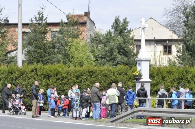 Zdjęcie w galerii na portalu naszraciborz.pl: W Raciborzu-Sudole tradycji stało się zadość. Dzieci przeszły od domu do domu z klekotkami wiadomości z regionu