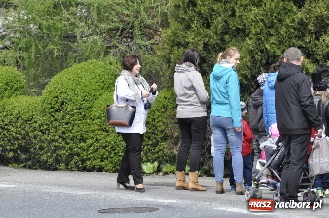 Zdjęcie w galerii na portalu naszraciborz.pl: W Raciborzu-Sudole tradycji stało się zadość. Dzieci przeszły od domu do domu z klekotkami wiadomości z regionu