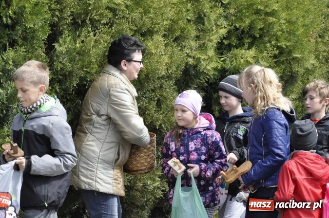 Zdjęcie w galerii na portalu naszraciborz.pl: W Raciborzu-Sudole tradycji stało się zadość. Dzieci przeszły od domu do domu z klekotkami wiadomości z regionu