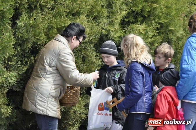 Zdjęcie w galerii na portalu naszraciborz.pl: W Raciborzu-Sudole tradycji stało się zadość. Dzieci przeszły od domu do domu z klekotkami wiadomości z regionu