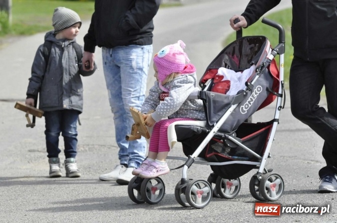 Zdjęcie w galerii na portalu naszraciborz.pl: W Raciborzu-Sudole tradycji stało się zadość. Dzieci przeszły od domu do domu z klekotkami wiadomości z regionu