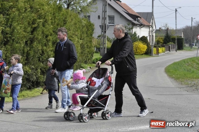 Zdjęcie w galerii na portalu naszraciborz.pl: W Raciborzu-Sudole tradycji stało się zadość. Dzieci przeszły od domu do domu z klekotkami wiadomości z regionu