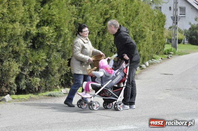 Zdjęcie w galerii na portalu naszraciborz.pl: W Raciborzu-Sudole tradycji stało się zadość. Dzieci przeszły od domu do domu z klekotkami wiadomości z regionu