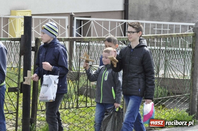 Zdjęcie w galerii na portalu naszraciborz.pl: W Raciborzu-Sudole tradycji stało się zadość. Dzieci przeszły od domu do domu z klekotkami wiadomości z regionu