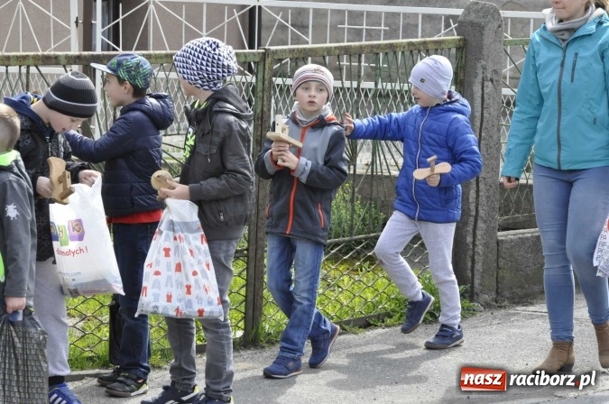 Zdjęcie w galerii na portalu naszraciborz.pl: W Raciborzu-Sudole tradycji stało się zadość. Dzieci przeszły od domu do domu z klekotkami wiadomości z regionu