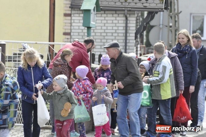 Zdjęcie w galerii na portalu naszraciborz.pl: W Raciborzu-Sudole tradycji stało się zadość. Dzieci przeszły od domu do domu z klekotkami wiadomości z regionu