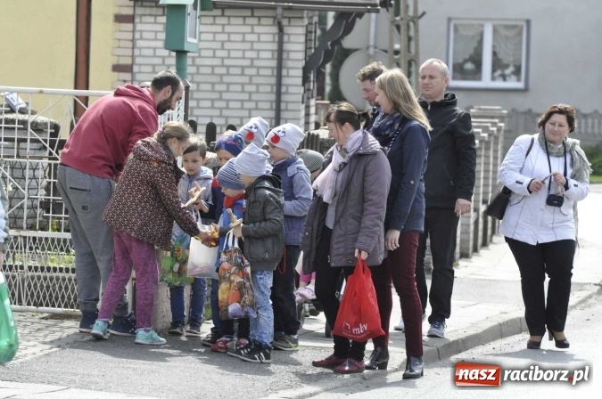 Zdjęcie w galerii na portalu naszraciborz.pl: W Raciborzu-Sudole tradycji stało się zadość. Dzieci przeszły od domu do domu z klekotkami wiadomości z regionu