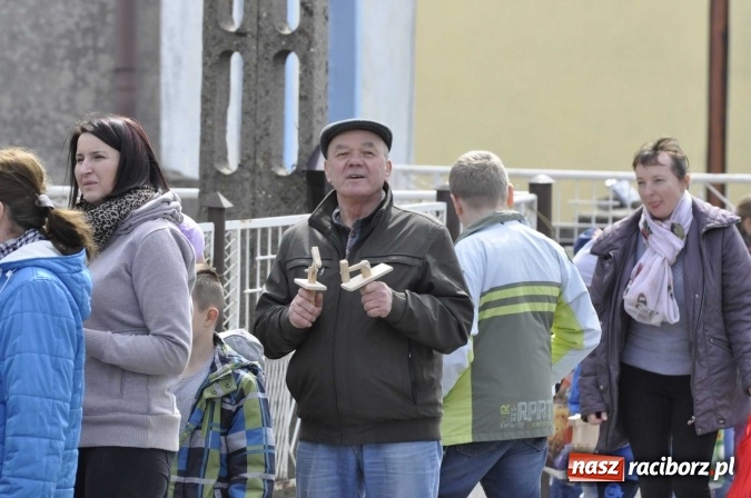 Zdjęcie w galerii na portalu naszraciborz.pl: W Raciborzu-Sudole tradycji stało się zadość. Dzieci przeszły od domu do domu z klekotkami wiadomości z regionu
