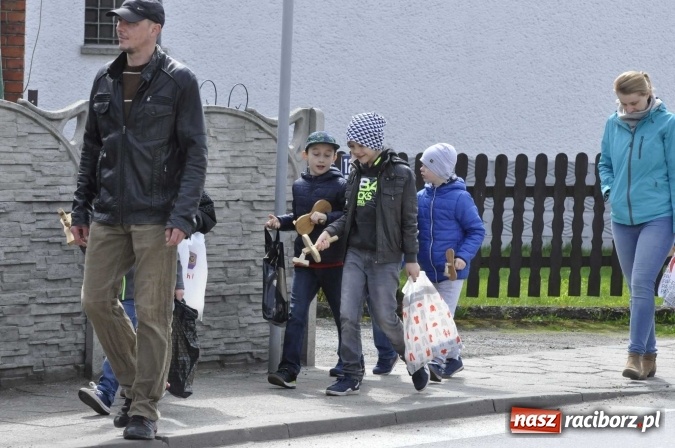 Zdjęcie w galerii na portalu naszraciborz.pl: W Raciborzu-Sudole tradycji stało się zadość. Dzieci przeszły od domu do domu z klekotkami wiadomości z regionu