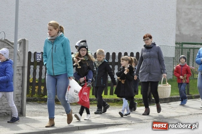 Zdjęcie w galerii na portalu naszraciborz.pl: W Raciborzu-Sudole tradycji stało się zadość. Dzieci przeszły od domu do domu z klekotkami wiadomości z regionu