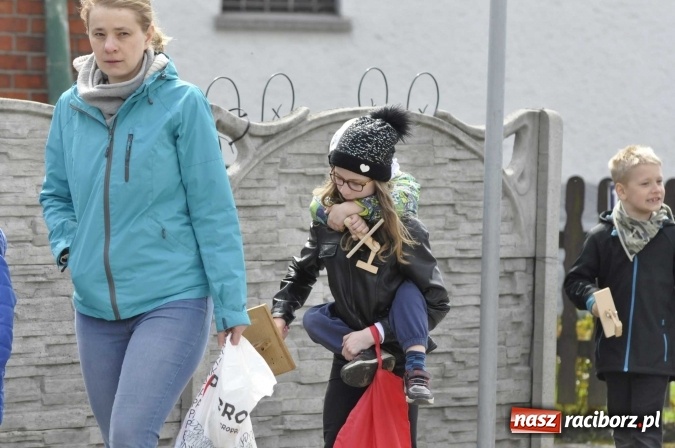 Zdjęcie w galerii na portalu naszraciborz.pl: W Raciborzu-Sudole tradycji stało się zadość. Dzieci przeszły od domu do domu z klekotkami wiadomości z regionu