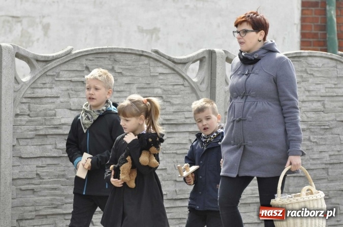 Zdjęcie w galerii na portalu naszraciborz.pl: W Raciborzu-Sudole tradycji stało się zadość. Dzieci przeszły od domu do domu z klekotkami wiadomości z regionu