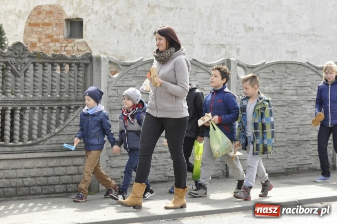 Zdjęcie w galerii na portalu naszraciborz.pl: W Raciborzu-Sudole tradycji stało się zadość. Dzieci przeszły od domu do domu z klekotkami wiadomości z regionu