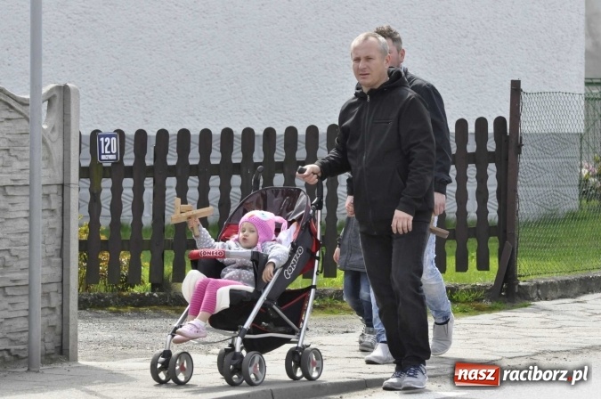 Zdjęcie w galerii na portalu naszraciborz.pl: W Raciborzu-Sudole tradycji stało się zadość. Dzieci przeszły od domu do domu z klekotkami wiadomości z regionu