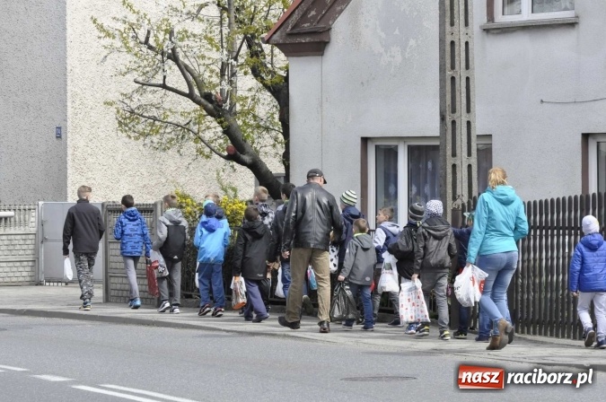 Zdjęcie w galerii na portalu naszraciborz.pl: W Raciborzu-Sudole tradycji stało się zadość. Dzieci przeszły od domu do domu z klekotkami wiadomości z regionu