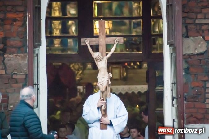 Zdjęcie w galerii na portalu naszraciborz.pl: Tłum wiernych na wielkopiątkowej Liturgii Męki Pańskiej w parafii farnej w Raciborzu wiadomości z regionu