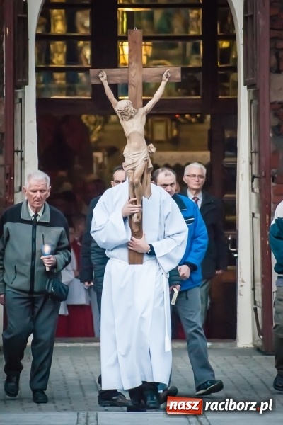 Zdjęcie w galerii na portalu naszraciborz.pl: Tłum wiernych na wielkopiątkowej Liturgii Męki Pańskiej w parafii farnej w Raciborzu wiadomości z regionu