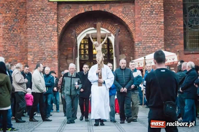 Zdjęcie w galerii na portalu naszraciborz.pl: Tłum wiernych na wielkopiątkowej Liturgii Męki Pańskiej w parafii farnej w Raciborzu wiadomości z regionu