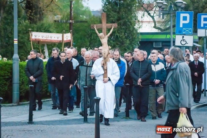 Zdjęcie w galerii na portalu naszraciborz.pl: Tłum wiernych na wielkopiątkowej Liturgii Męki Pańskiej w parafii farnej w Raciborzu wiadomości z regionu