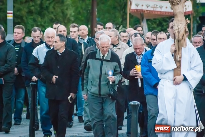 Zdjęcie w galerii na portalu naszraciborz.pl: Tłum wiernych na wielkopiątkowej Liturgii Męki Pańskiej w parafii farnej w Raciborzu wiadomości z regionu