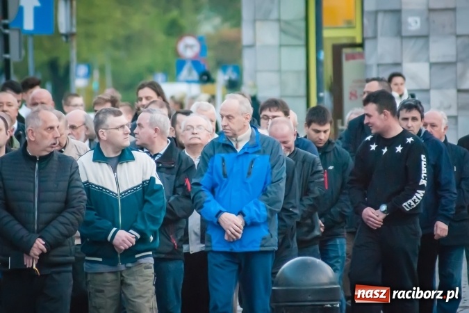 Zdjęcie w galerii na portalu naszraciborz.pl: Tłum wiernych na wielkopiątkowej Liturgii Męki Pańskiej w parafii farnej w Raciborzu wiadomości z regionu