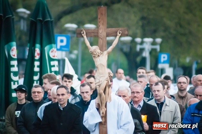Zdjęcie w galerii na portalu naszraciborz.pl: Tłum wiernych na wielkopiątkowej Liturgii Męki Pańskiej w parafii farnej w Raciborzu wiadomości z regionu