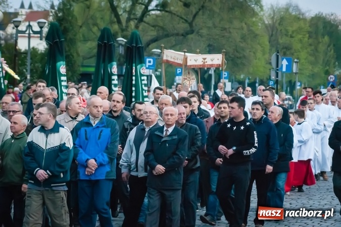 Zdjęcie w galerii na portalu naszraciborz.pl: Tłum wiernych na wielkopiątkowej Liturgii Męki Pańskiej w parafii farnej w Raciborzu wiadomości z regionu