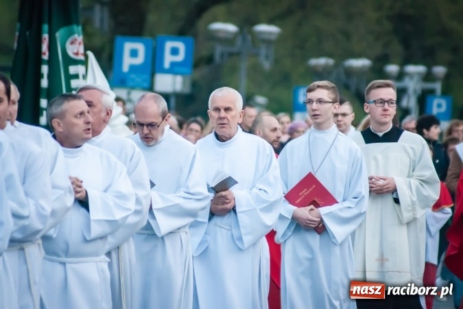 Zdjęcie w galerii na portalu naszraciborz.pl: Tłum wiernych na wielkopiątkowej Liturgii Męki Pańskiej w parafii farnej w Raciborzu wiadomości z regionu
