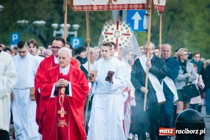 Zdjęcie w galerii na portalu naszraciborz.pl: Tłum wiernych na wielkopiątkowej Liturgii Męki Pańskiej w parafii farnej w Raciborzu wiadomości z regionu