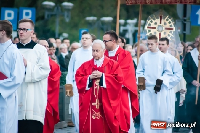 Zdjęcie w galerii na portalu naszraciborz.pl: Tłum wiernych na wielkopiątkowej Liturgii Męki Pańskiej w parafii farnej w Raciborzu wiadomości z regionu