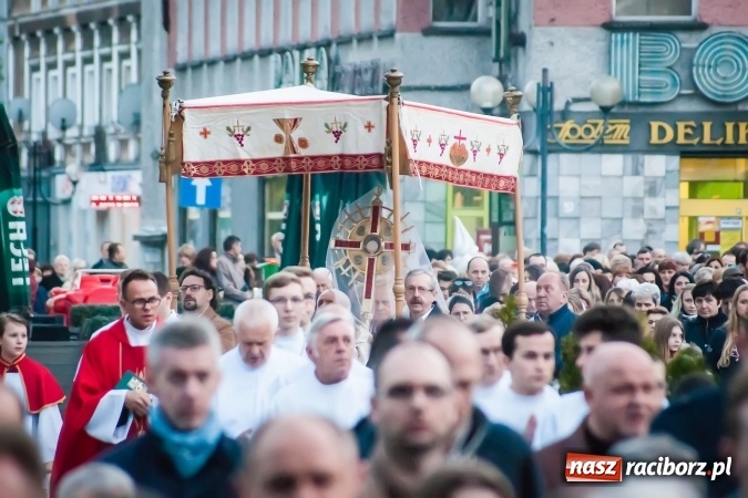 Zdjęcie w galerii na portalu naszraciborz.pl: Tłum wiernych na wielkopiątkowej Liturgii Męki Pańskiej w parafii farnej w Raciborzu wiadomości z regionu