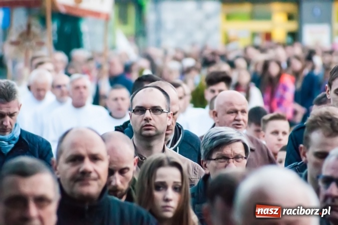 Zdjęcie w galerii na portalu naszraciborz.pl: Tłum wiernych na wielkopiątkowej Liturgii Męki Pańskiej w parafii farnej w Raciborzu wiadomości z regionu