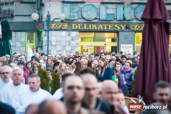 Zdjęcie w galerii na portalu naszraciborz.pl: Tłum wiernych na wielkopiątkowej Liturgii Męki Pańskiej w parafii farnej w Raciborzu wiadomości z regionu