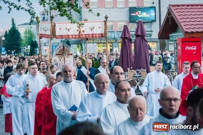 Zdjęcie w galerii na portalu naszraciborz.pl: Tłum wiernych na wielkopiątkowej Liturgii Męki Pańskiej w parafii farnej w Raciborzu wiadomości z regionu