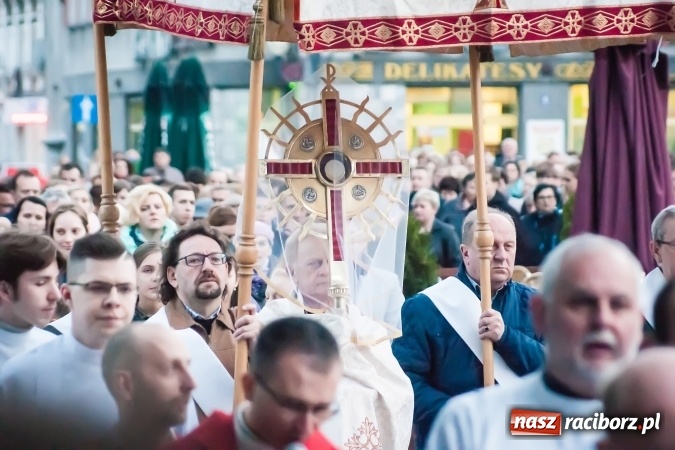 Zdjęcie w galerii na portalu naszraciborz.pl: Tłum wiernych na wielkopiątkowej Liturgii Męki Pańskiej w parafii farnej w Raciborzu wiadomości z regionu