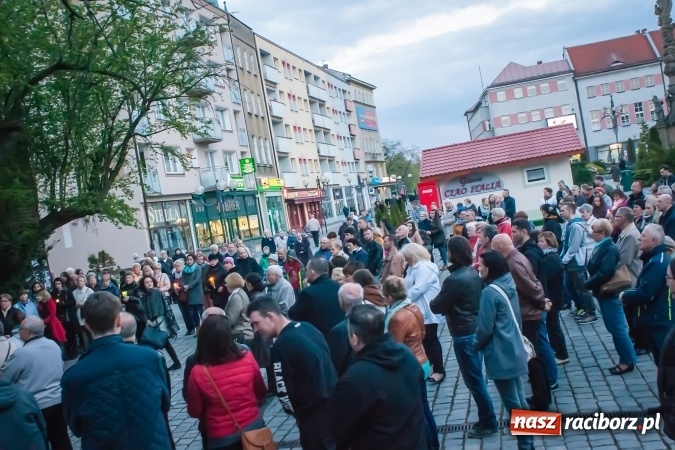 Zdjęcie w galerii na portalu naszraciborz.pl: Tłum wiernych na wielkopiątkowej Liturgii Męki Pańskiej w parafii farnej w Raciborzu wiadomości z regionu