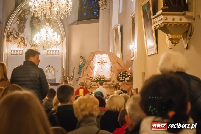 Zdjęcie w galerii na portalu naszraciborz.pl: Tłum wiernych na wielkopiątkowej Liturgii Męki Pańskiej w parafii farnej w Raciborzu wiadomości z regionu