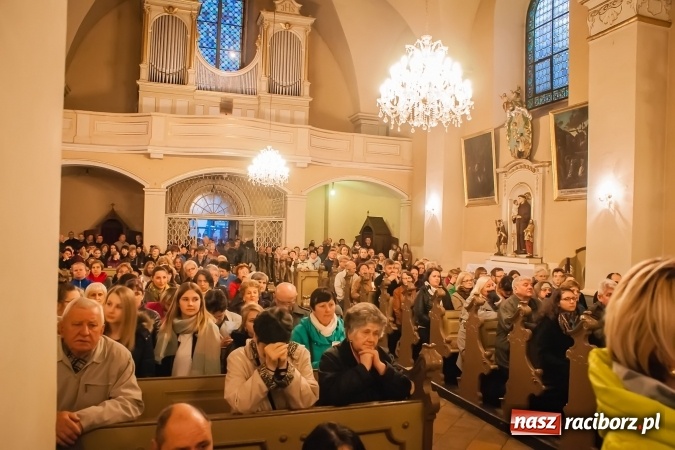 Zdjęcie w galerii na portalu naszraciborz.pl: Tłum wiernych na wielkopiątkowej Liturgii Męki Pańskiej w parafii farnej w Raciborzu wiadomości z regionu