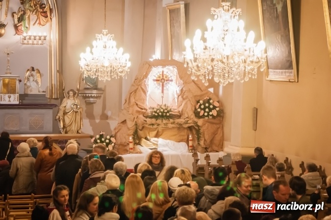 Zdjęcie w galerii na portalu naszraciborz.pl: Tłum wiernych na wielkopiątkowej Liturgii Męki Pańskiej w parafii farnej w Raciborzu wiadomości z regionu