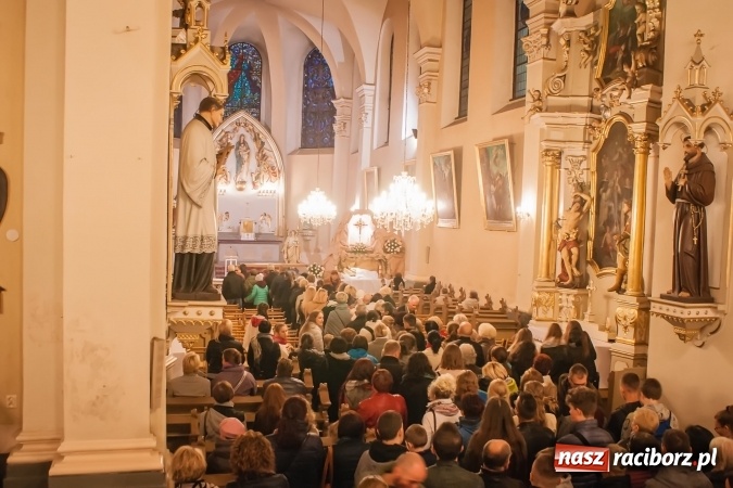 Zdjęcie w galerii na portalu naszraciborz.pl: Tłum wiernych na wielkopiątkowej Liturgii Męki Pańskiej w parafii farnej w Raciborzu wiadomości z regionu