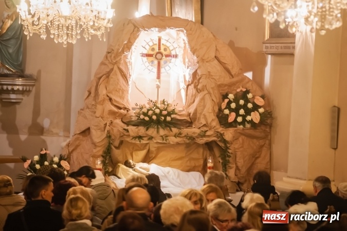 Zdjęcie w galerii na portalu naszraciborz.pl: Tłum wiernych na wielkopiątkowej Liturgii Męki Pańskiej w parafii farnej w Raciborzu wiadomości z regionu