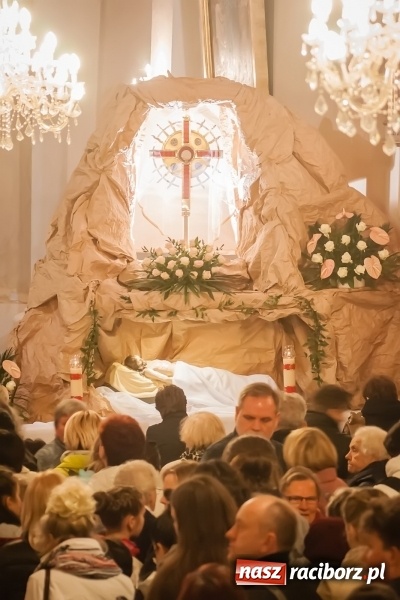 Zdjęcie w galerii na portalu naszraciborz.pl: Tłum wiernych na wielkopiątkowej Liturgii Męki Pańskiej w parafii farnej w Raciborzu wiadomości z regionu