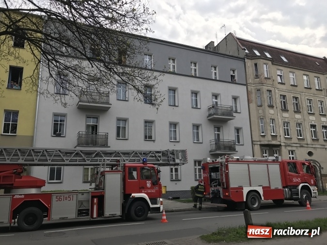 Zdjęcie w galerii na portalu naszraciborz.pl: Straż i policja wezwane na Kościuszki. Mężczyzna wzniecił pożar  wiadomości z regionu