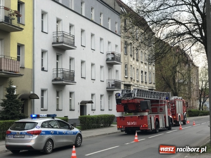 Zdjęcie w galerii na portalu naszraciborz.pl: Straż i policja wezwane na Kościuszki. Mężczyzna wzniecił pożar  wiadomości z regionu