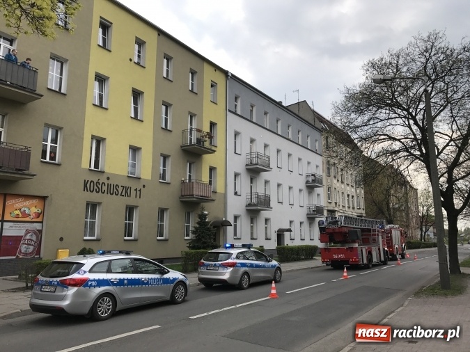 Zdjęcie w galerii na portalu naszraciborz.pl: Straż i policja wezwane na Kościuszki. Mężczyzna wzniecił pożar  wiadomości z regionu